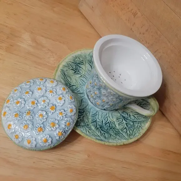 Nordstrom Italy Majolica Covered Daisy Tea Mug Set w/ Insert, Saucer and Lid - Picture 4 of 11